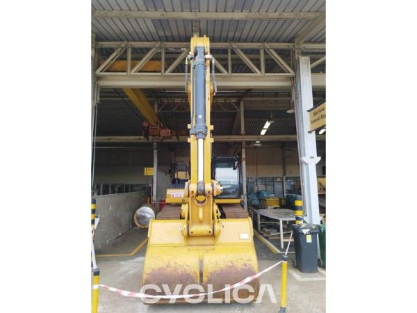 Bageri gusjeničari  330-07GC FEK50043