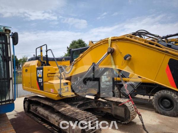 Bageri guseničari  323F YEC10034