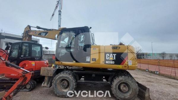 Pelles sur pneus  M316D W6A05###